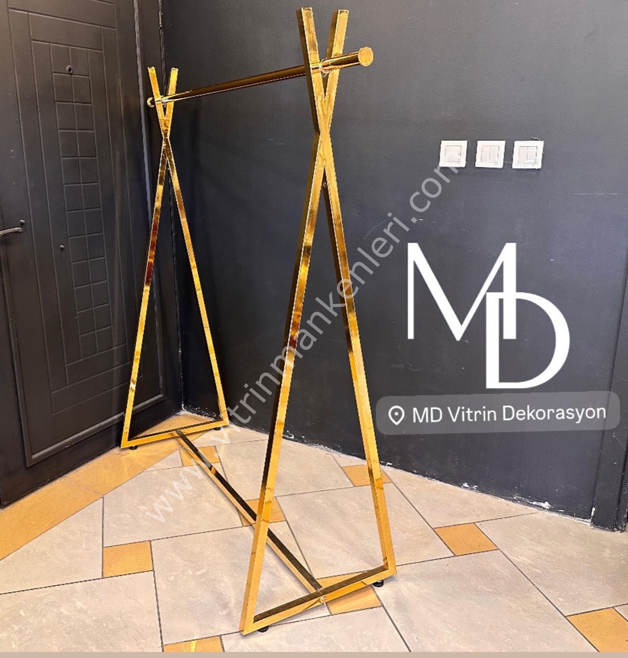 VİTRİN DEKORASYON GOLD KAPLAMA ORTA STAND, EŞŞEK ELBİSE STANDI ASKILIK